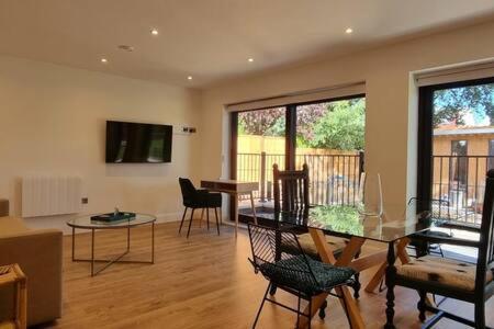 Beautiful Apartment Overlooking A Garden Londra Dış mekan fotoğraf